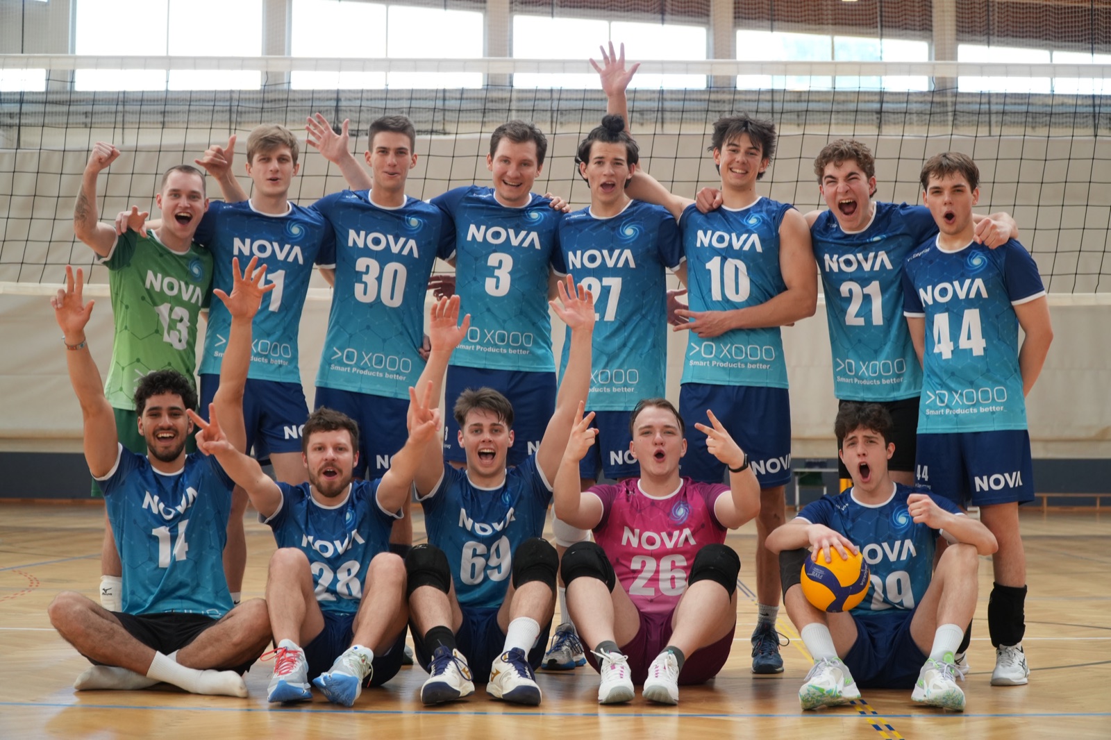 NOVA Herrenteam feiert gemeinsam am Netz